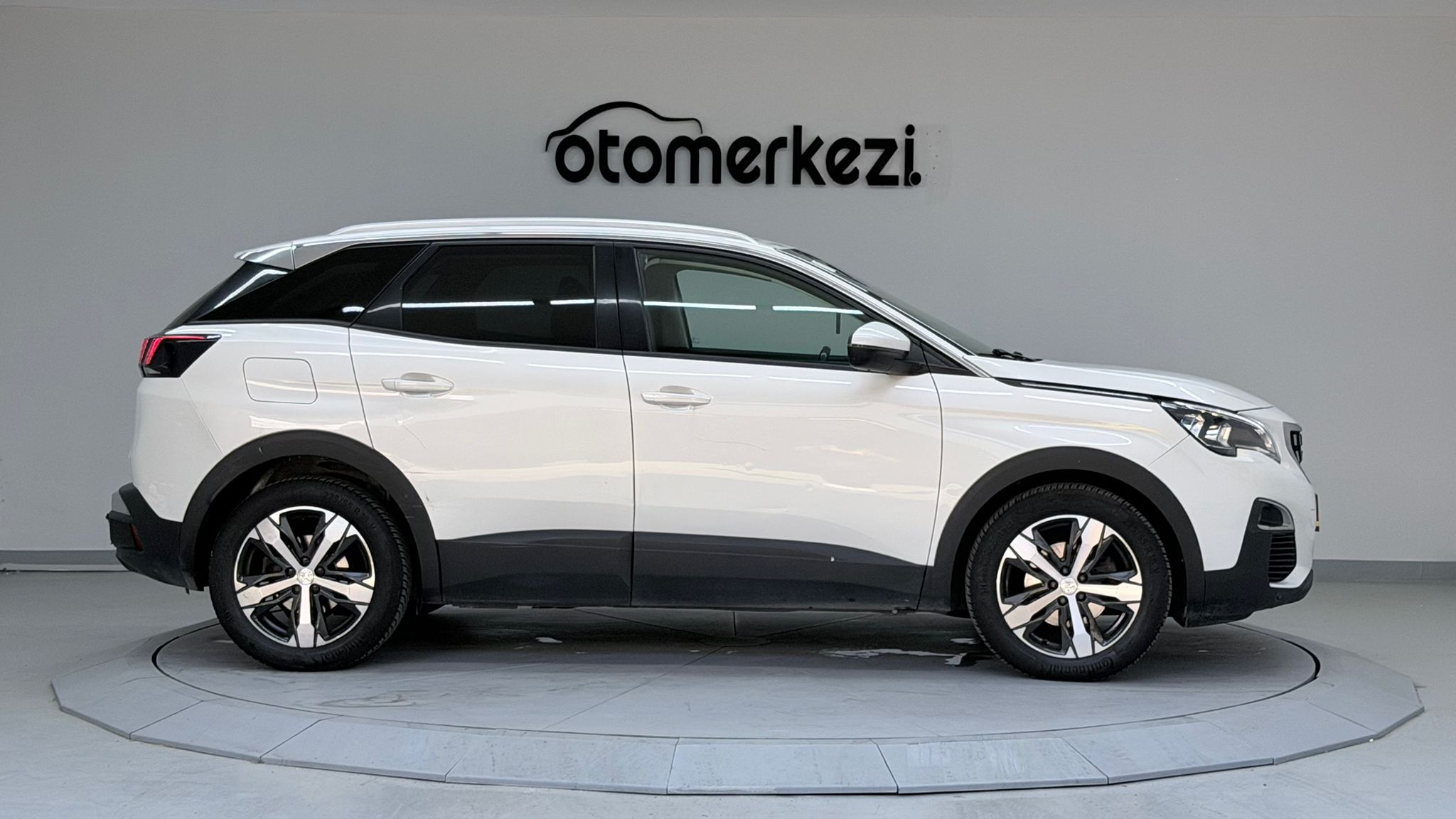 PEUGEOT 3008 4